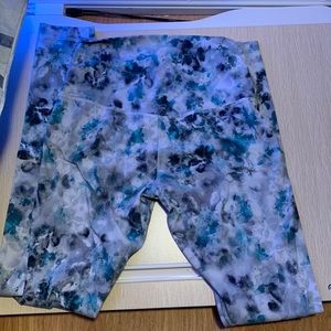 I’m selling a tie die pair of LuLulemon leggings.